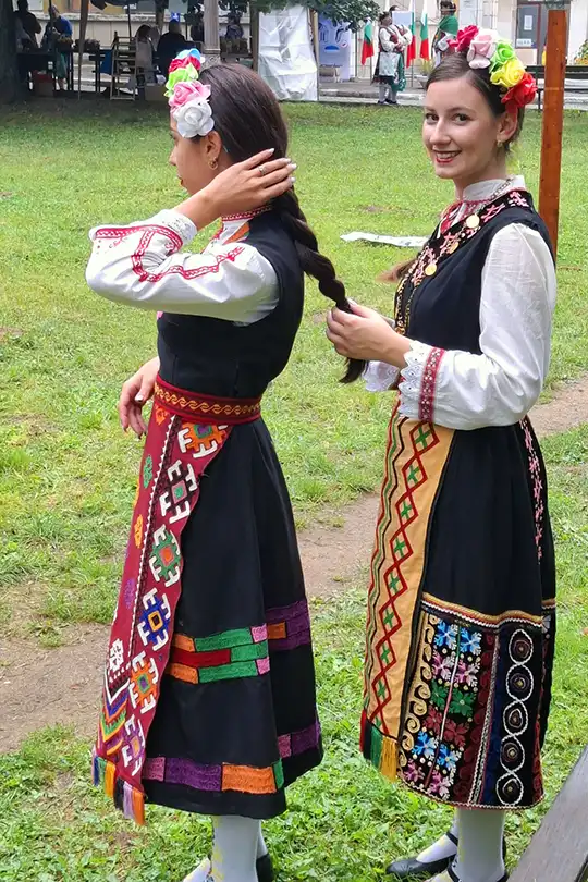 момичета в български народни носии
