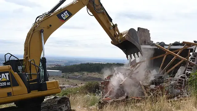 ▶️ Принудително събаряне на постройки край Стара Загора